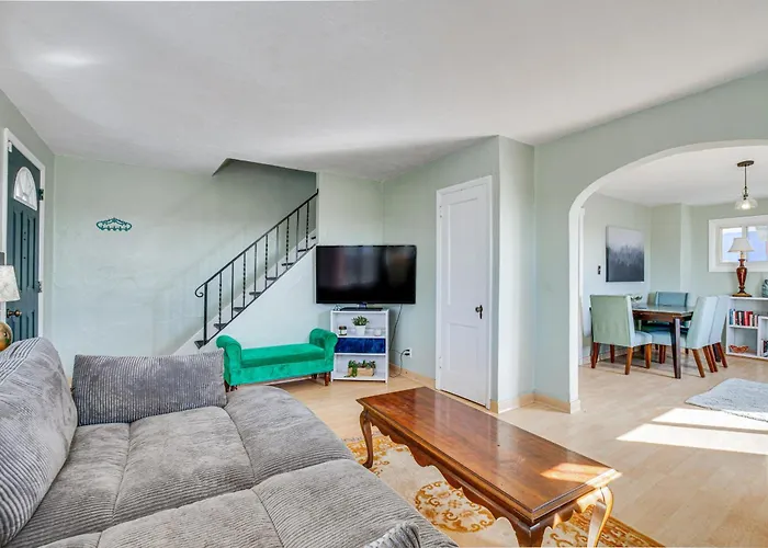Pet-Friendly Pittsburgh Home 3 Mi To Downtown!