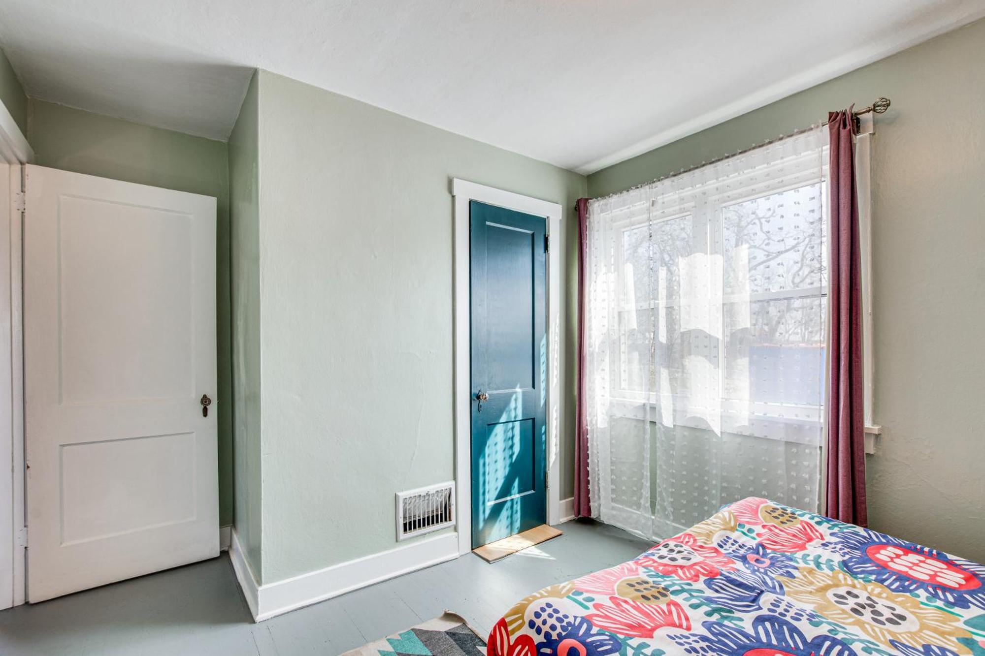 Pet-friendly 3 Mi To Downtown!